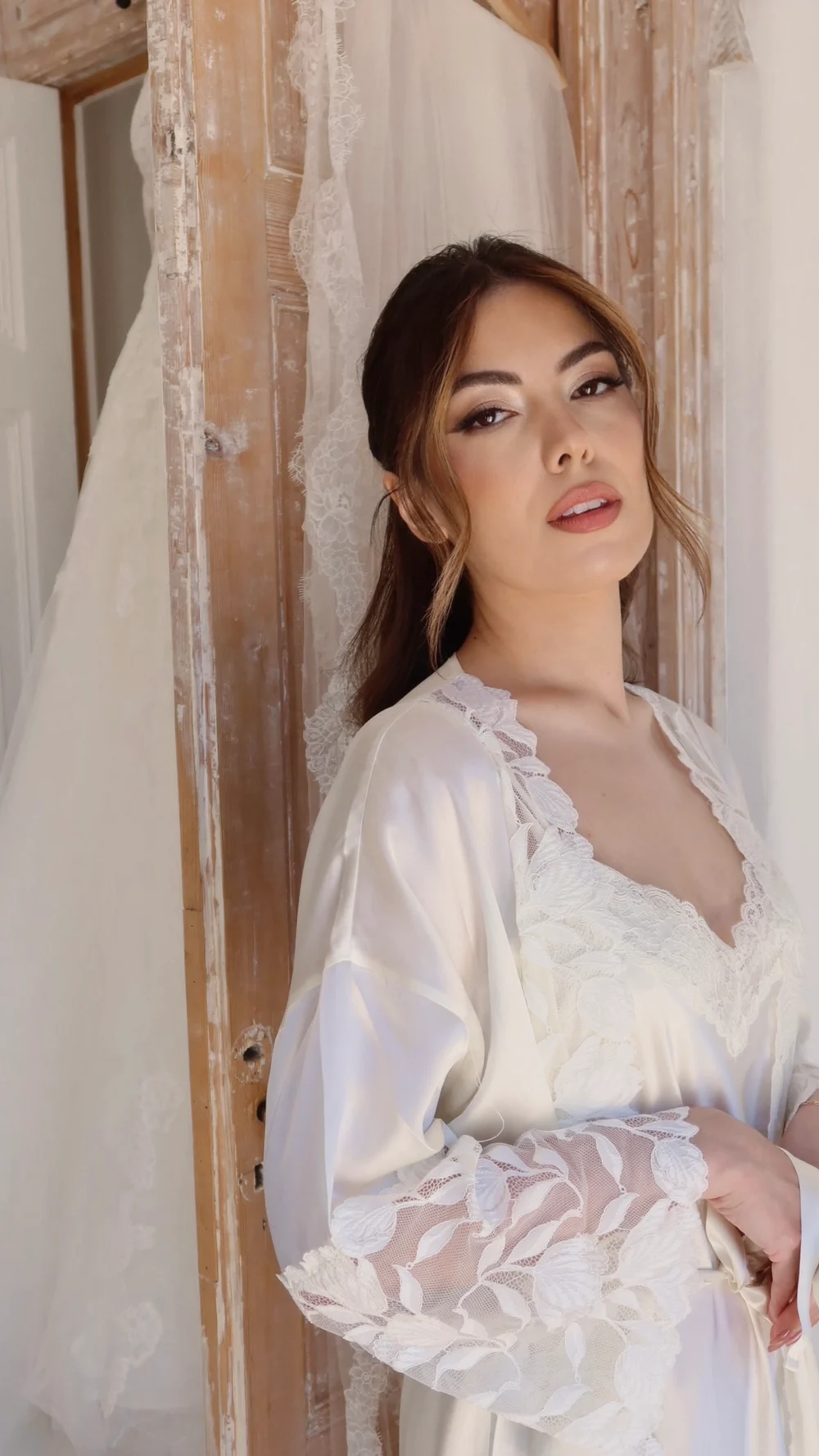 Makeup delicato e labbra rosate, vestaglia in seta avorio