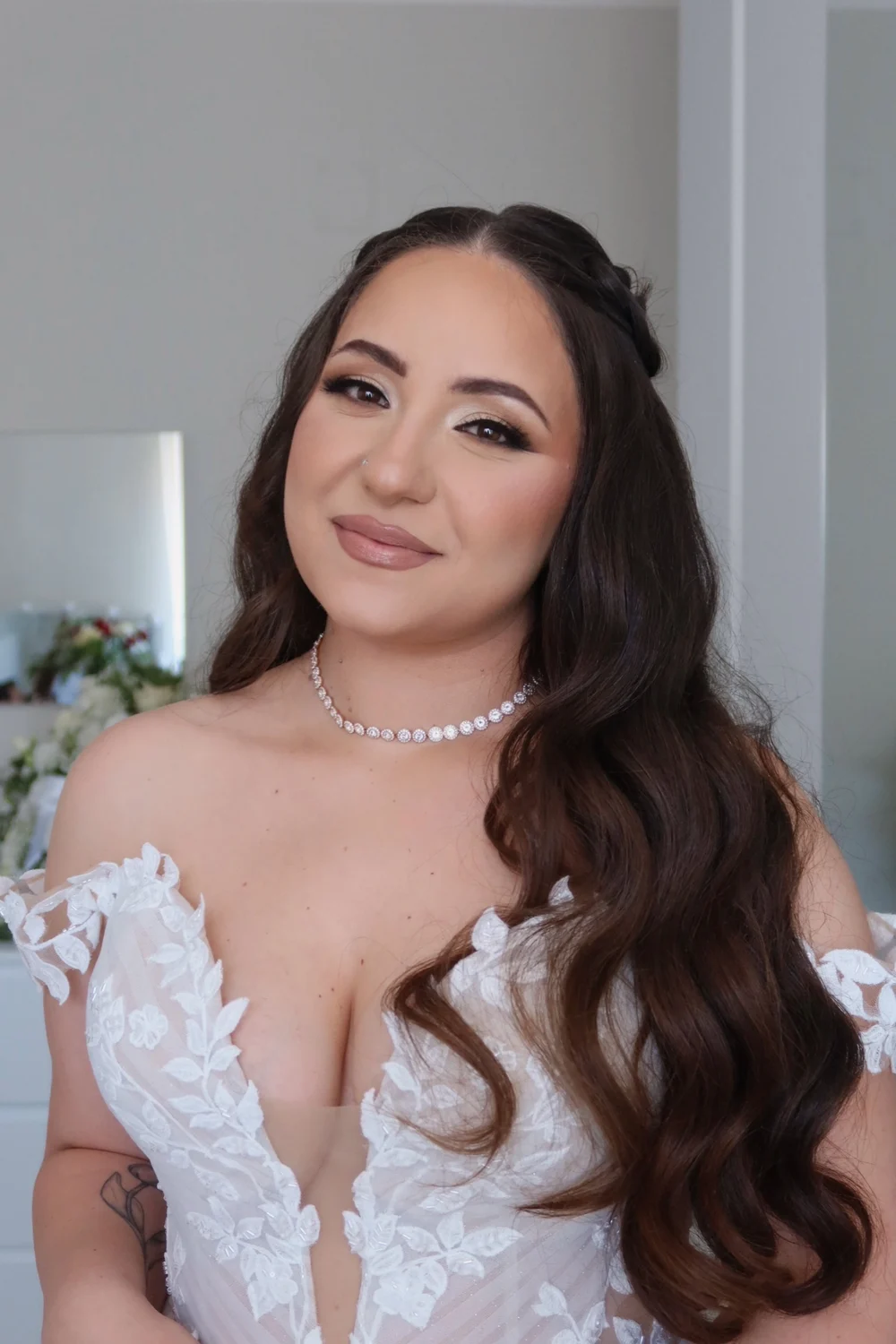 Makeup sposa nei toni nude, onde morbide e abito in pizzo